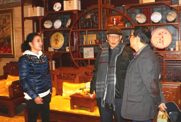 刘晓庆不忘师恩,国华影视基地宴请恩师张勇手