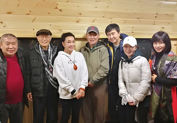 刘晓庆不忘师恩,国华影视基地宴请恩师张勇手