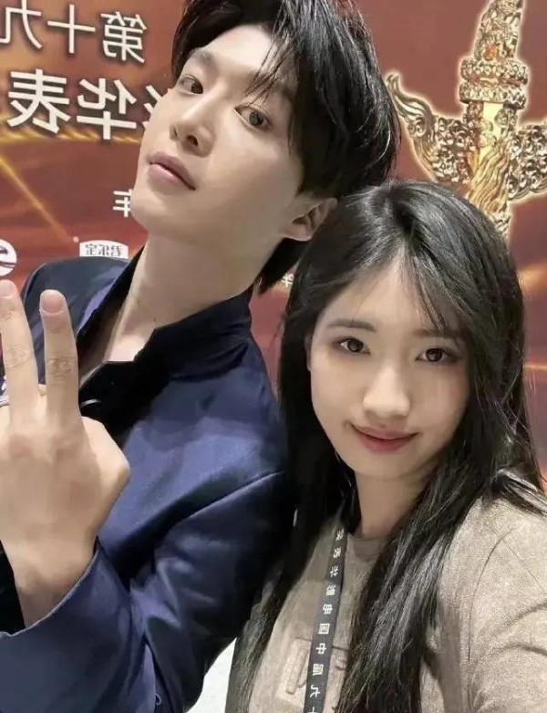 大佬携小女儿亮相华表奖，众星合影羡煞粉丝