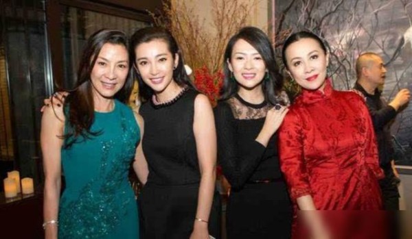 女星合影戏超多，林心如范冰冰合照表情亮了，唐嫣“躲着”杨幂