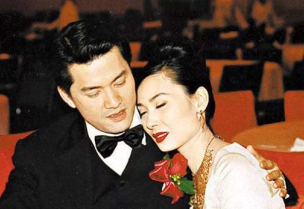 赌王何鸿燊争抢邝美云，郑裕彤出手不让，豪门旧爱成修罗场