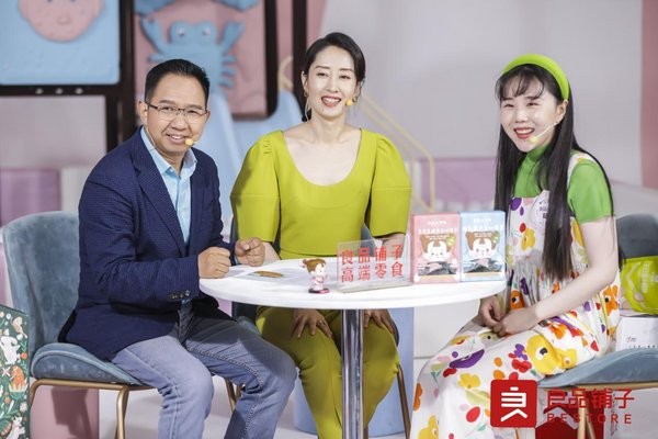 良品铺子总裁杨银芬（左）和演员刘敏涛（中）携手直播