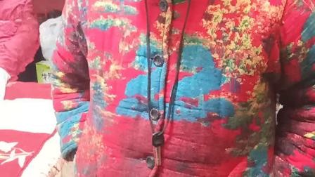 娱乐头条消息杭州富阳区@:正能量大使,励志影视三栖歌明星孙定国(网名:阿贝哥)母亲章大姐之前现身杭州参加过杭州华山连天美集团新闻发布会,出席一系列活动。