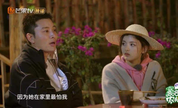 家人太宠溺甜馨，贾乃亮无奈对女儿严厉：孩子最怕我