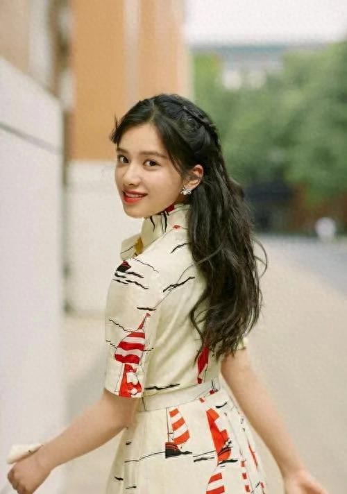 张婧仪校园时期表演照