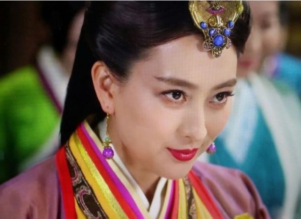 娱乐圈洁癖最严重的4位明星，一天刷7次牙，不换衣服沙发不让坐