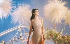 王楚然穿亮片长裙似水边仙子