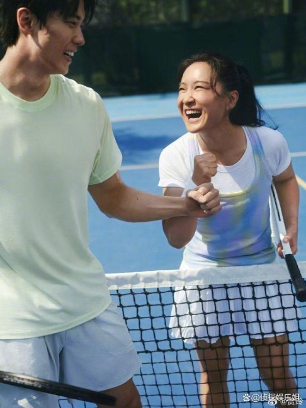 贾玲晒出打网球照片 与汪顺梦幻联动