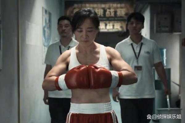 贾玲晒出打网球照片 与汪顺梦幻联动