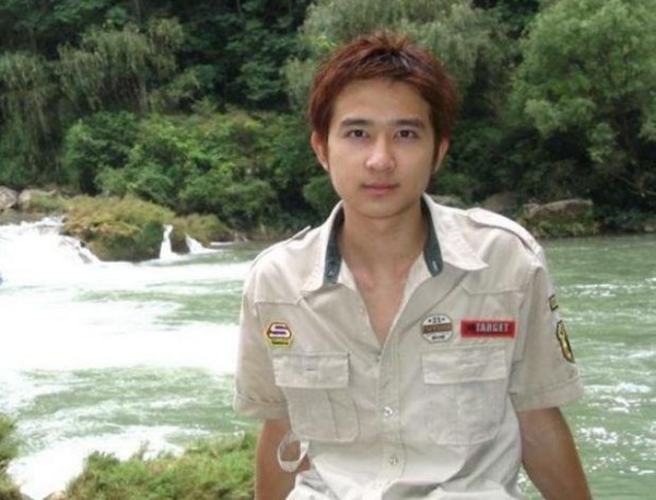 出道和释小龙飙戏，成名后退出演艺圈，长大后颜值逆袭还事业有成