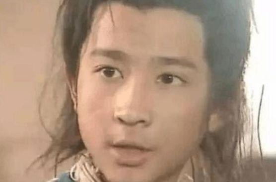 出道和释小龙飙戏，成名后退出演艺圈，长大后颜值逆袭还事业有成