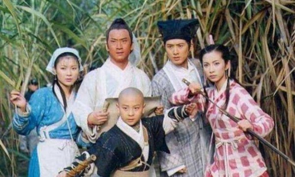 出道和释小龙飙戏，成名后退出演艺圈，长大后颜值逆袭还事业有成