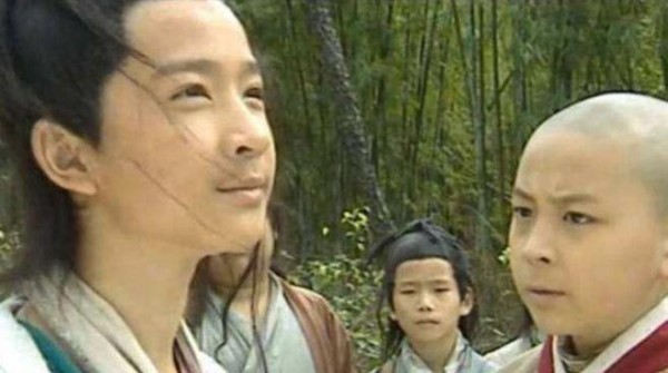出道和释小龙飙戏，成名后退出演艺圈，长大后颜值逆袭还事业有成