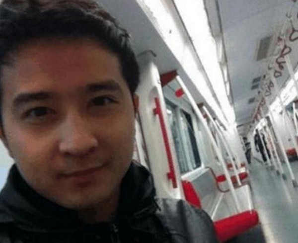 出道和释小龙飙戏，成名后退出演艺圈，长大后颜值逆袭还事业有成