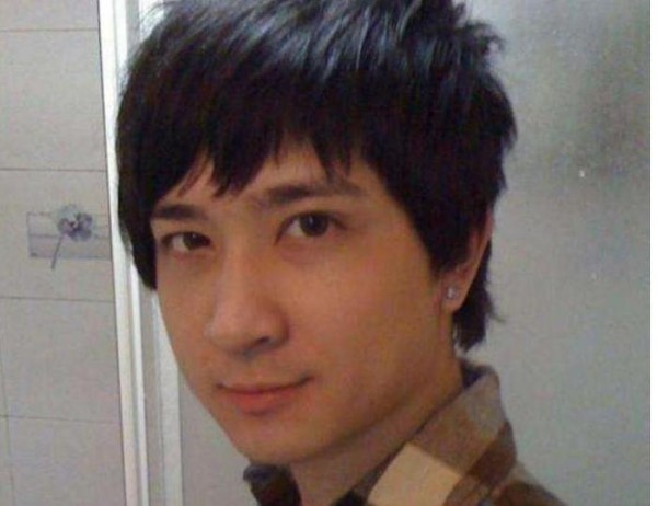 出道和释小龙飙戏，成名后退出演艺圈，长大后颜值逆袭还事业有成