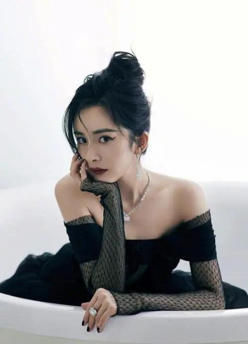 杨幂生图曝光遭吐槽，网友：迈向40岁的女人，还想怎样？
