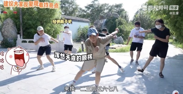 王濛教你健身操，刘畊宏说秋天更适合运动，全民健身日一起迈开腿！