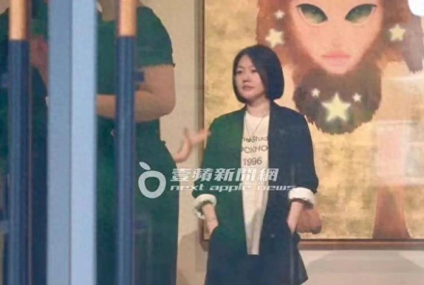 小S现身女儿Lily的画展，她穿牛仔裤很瘦，许雅钧和范玮琪陪着她