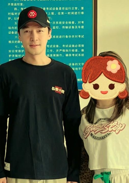 网友合肥驾校偶遇胡歌，增驾科目一把过，与粉丝合影毫无明星架子