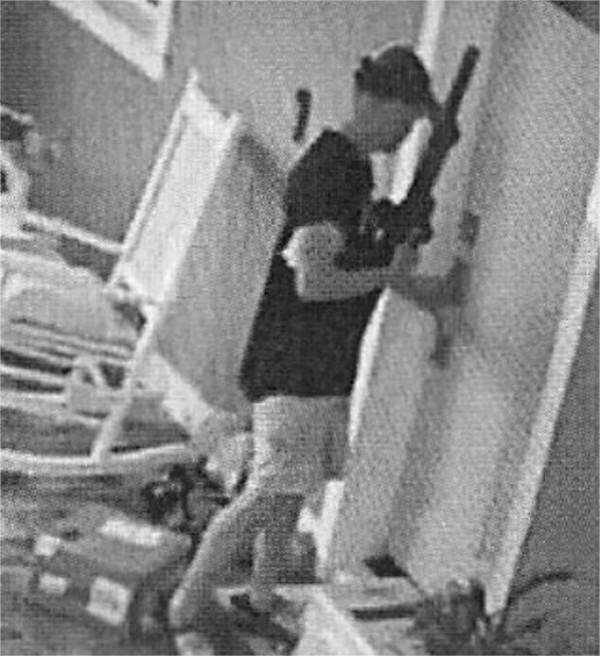 加拿大一男子试图闯入女摔跤巨星家中，手持气枪站在门前，称只是“友好拜访”