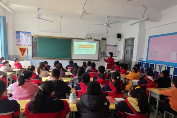 唐县：健康知识讲座开启“开学第一课”