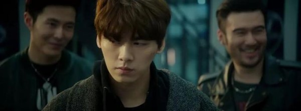 鹿晗、李易峰经纪变动背后，流量明星们在焦虑什么？ ​