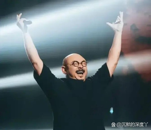 乐评人剖析国内顶流男歌手粉丝...@沉默的深度丫的动态