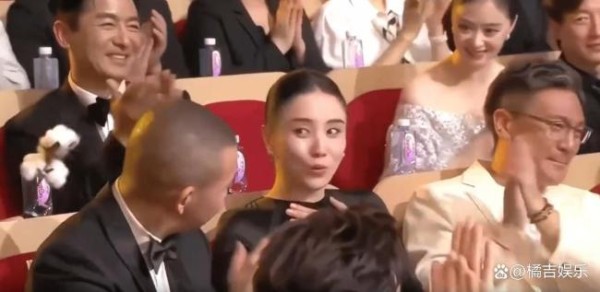 宋佳获奖闫妮送棉花祝贺 真挚友情温暖人心