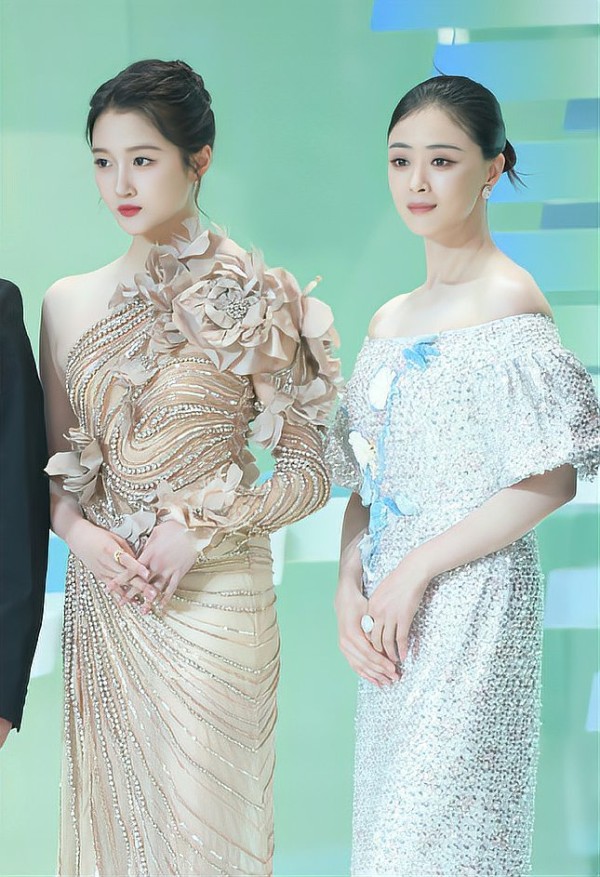 关晓彤蒋欣时尚盛典：两位女性模特身穿华丽礼服亮相