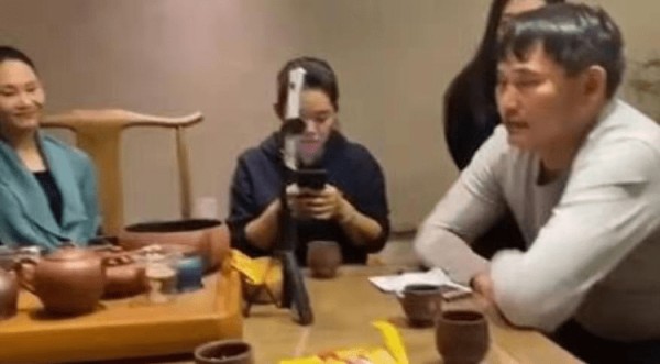 于文华与大衣哥朱之文直播,54岁仍气质出众,大衣哥沧桑显老