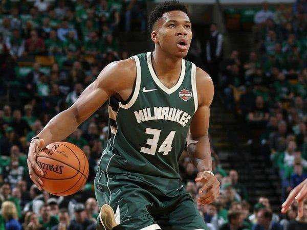NBA现役只有三个超巨，两个巨星，其他人都只能算是全明星