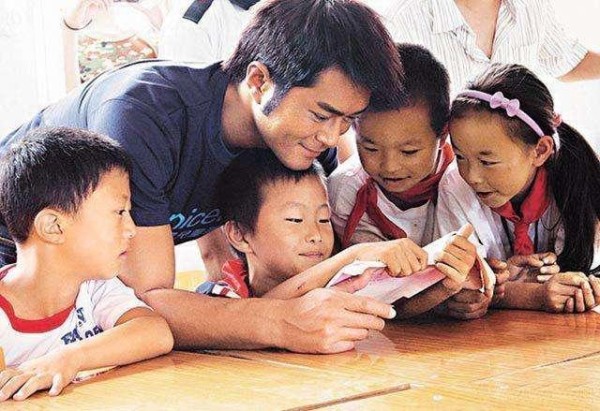娱乐圈做公益不求回报的4位明星，韩红仅排第二，第一名毋庸置疑