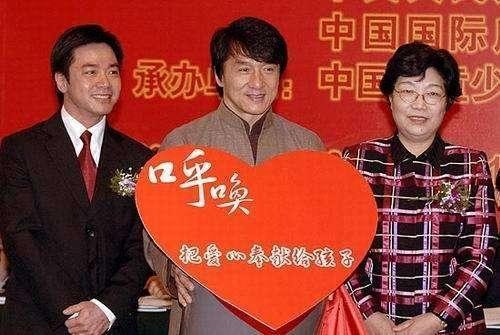 娱乐圈做公益不求回报的4位明星，韩红仅排第二，第一名毋庸置疑