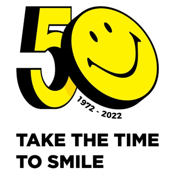 smiley标志性黄色笑脸投影亮相上海