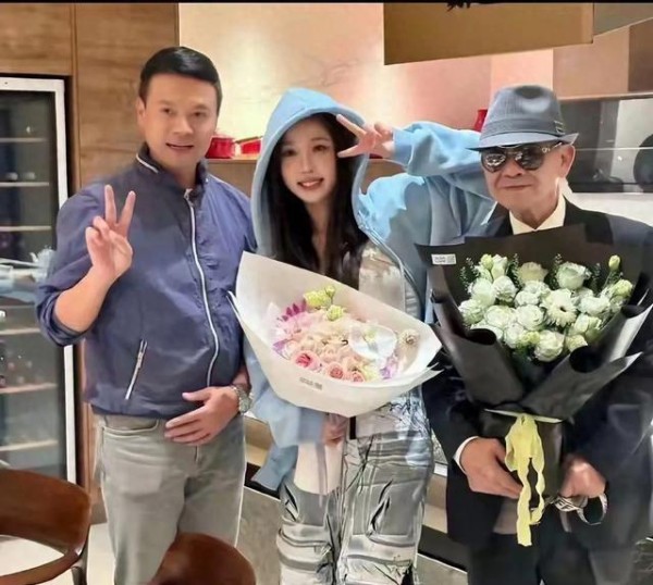 虞书欣爷爷探班剧组现场