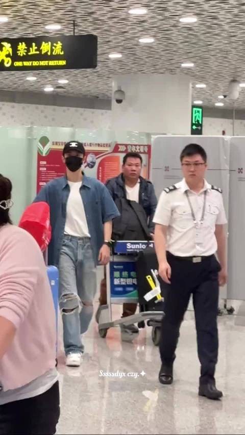 陈哲远国内到达,机场被他走出了T台的感觉