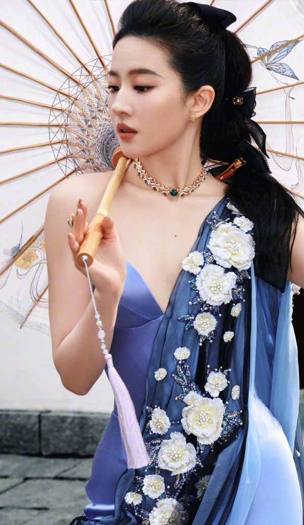 [刘亦菲][新闻]250628 刘亦菲撑伞瞬间:优雅与气质并存,尽显中式美学魅力——本命星新闻