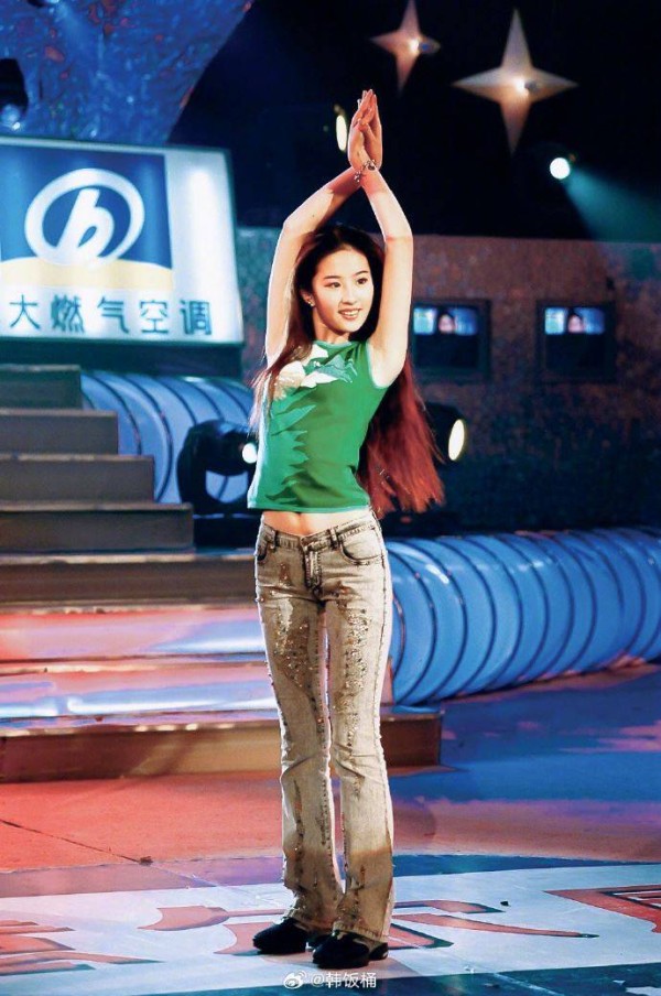 刘亦菲21年前旧照登热搜，整个人和现在没有太大差别。（图／翻摄自微博）