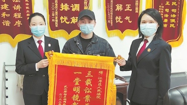 签约艺人违约险些吃官司 法官调解后双方又签新约