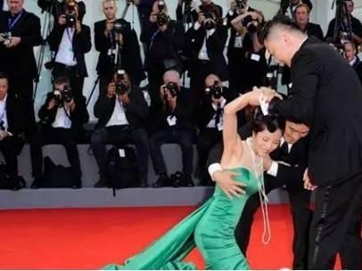 戛红毯秀过头，中国女星太慢被“赶”，大写的尴尬！