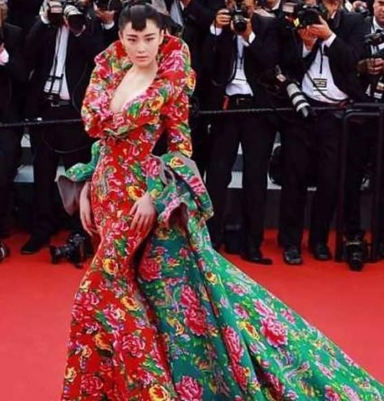 戛红毯秀过头，中国女星太慢被“赶”，大写的尴尬！