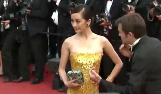 戛红毯秀过头，中国女星太慢被“赶”，大写的尴尬！