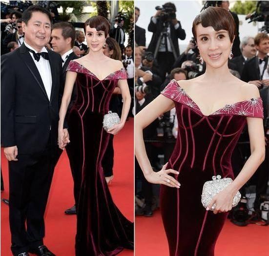 戛红毯秀过头，中国女星太慢被“赶”，大写的尴尬！