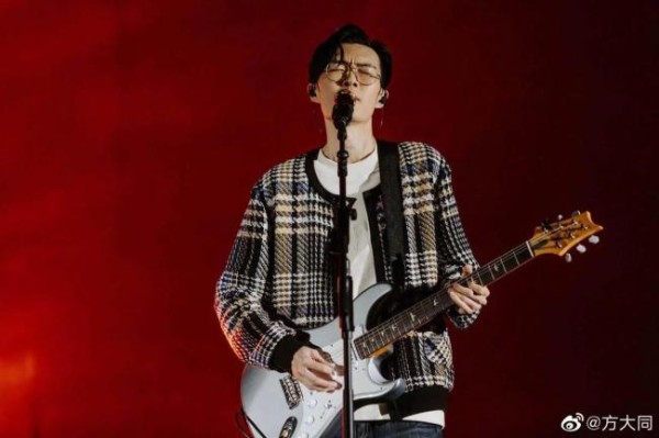 方大同获金曲奖最佳作曲人，好友卢广仲担任颁奖人，颁奖词惹泪目
