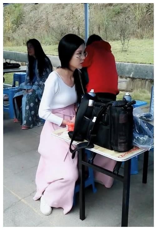 抖音“最美群演”火了，当看到最后一张图时，网友：赶紧出道吧