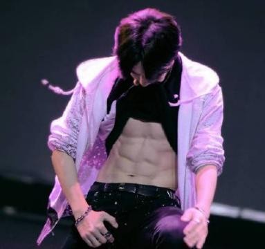 王一博为什么不轻易露腹肌？唯一一张腹肌照流出，网友：活该你红
