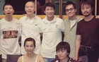 年轻时候的王宝强确实青涩，连合影也是坐着。