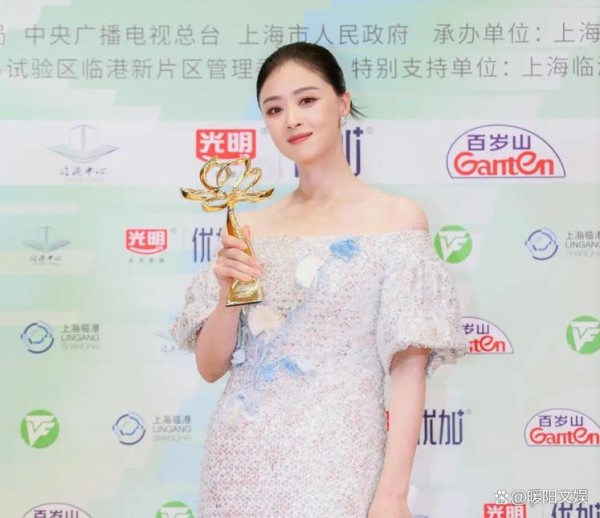 白玉兰现场：闫妮蒋欣同框，露肩裙成焦点