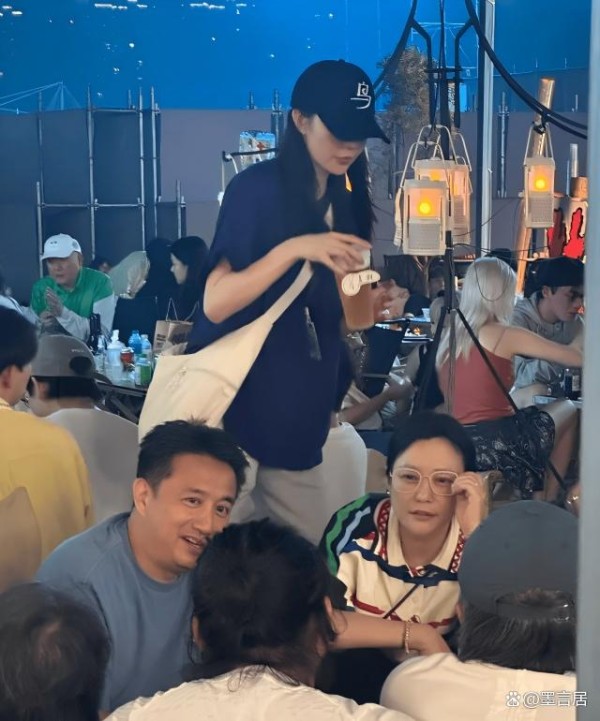 大明星也爱路边摊！黄磊郝蕾凌晨啤酒摊畅聊，素颜穿T恤惊艳网友