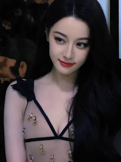 欣赏下迪丽热巴的顶级美貌，越怼脸拍越美，天生为闪光灯而生